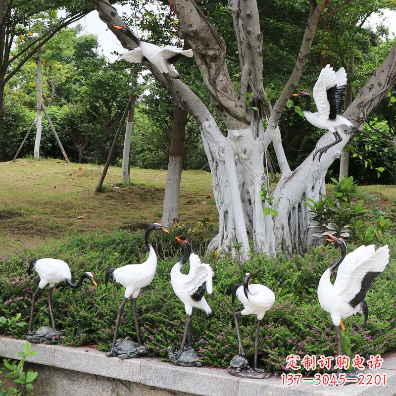 周口池塘中的雕塑仙鹤