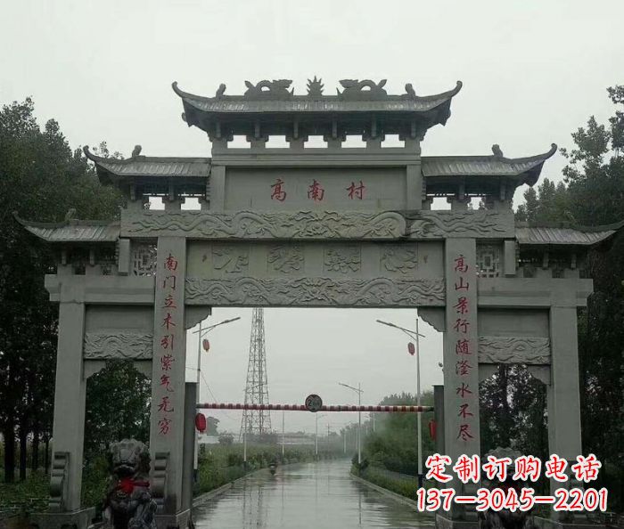 周口村口的石雕牌楼——缅怀传统文化