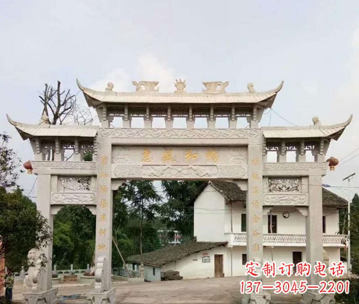 周口村口三门石雕牌楼精美的雕塑杰作