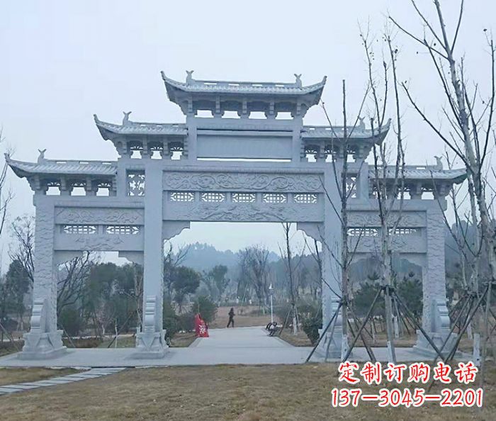 周口村口三门石雕牌楼古朴华丽