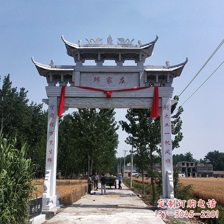周口古村落中的石牌坊雕塑
