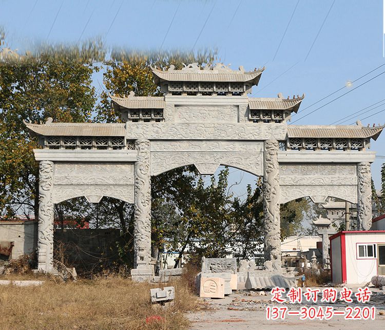 周口村镇门口的石雕牌坊展现精湛工艺