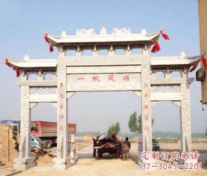 周口村庄大理石三门牌坊石雕。