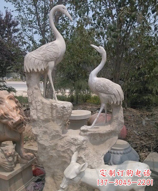 周口静谧优雅的丹顶鹤雕塑