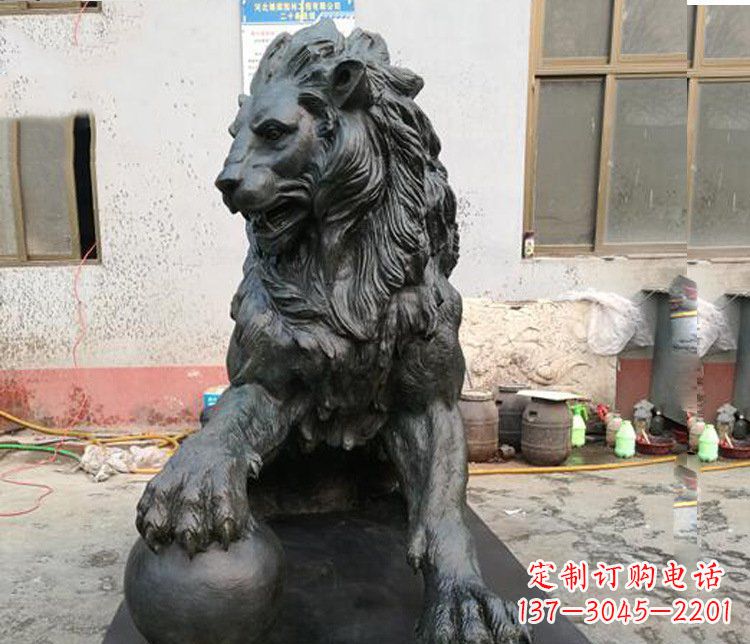 周口高质量西方踩球狮子铜雕塑
