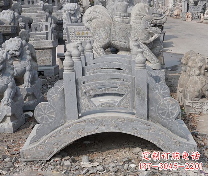 周口风格独特的仿古小型石拱桥雕塑