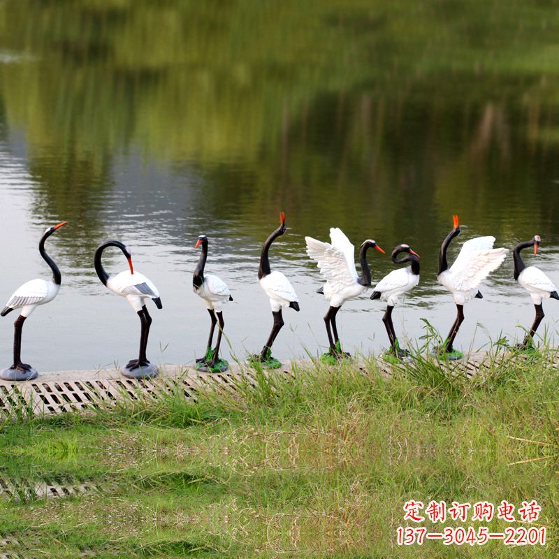 周口仿真仙鹤玻璃钢水景雕塑摆件-公园水池水塘琥珀动物雕塑