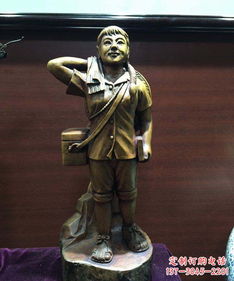 周口公园背着药箱的女人人物铜雕