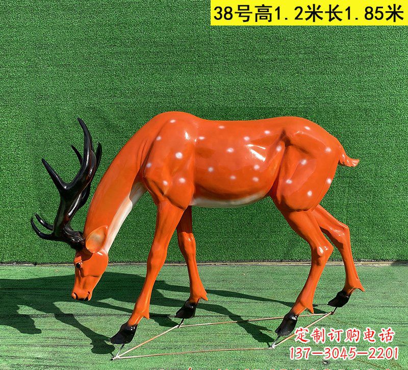 周口以玻璃钢精心制作的梅花鹿雕塑