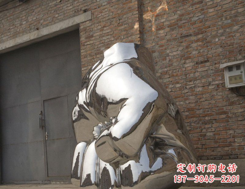 周口冰冷威力,让精神抖动的不锈钢拳头雕塑