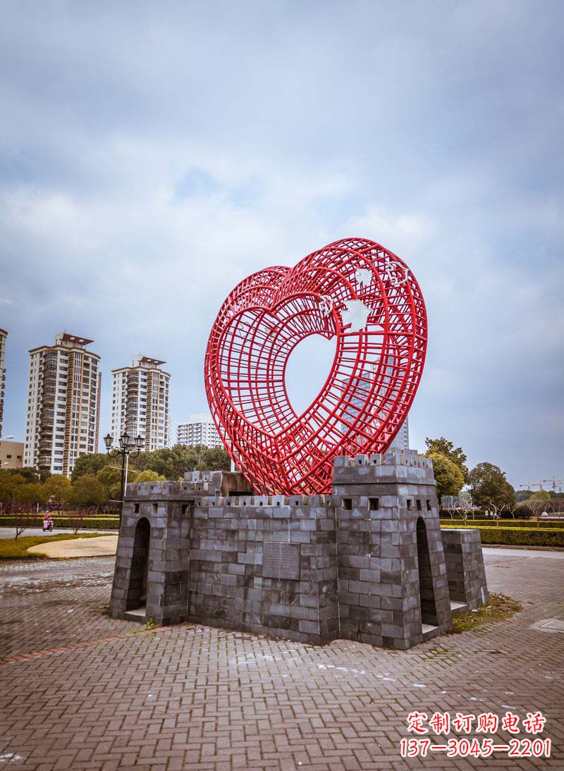 周口拥抱和平的心以心型和平鸽雕塑传递心意