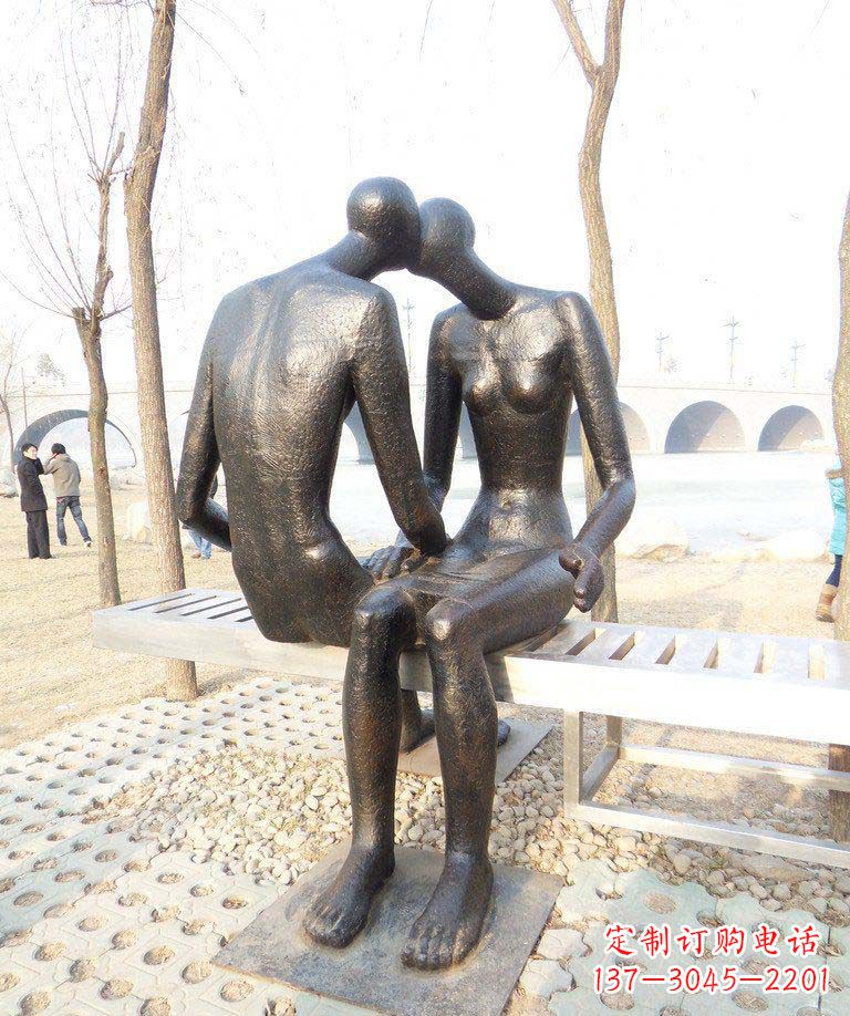 周口公园抽象亲吻的情侣景观铜雕