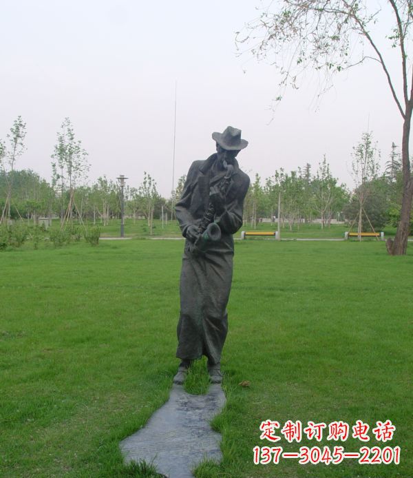 周口公园吹萨克斯的人物铜雕