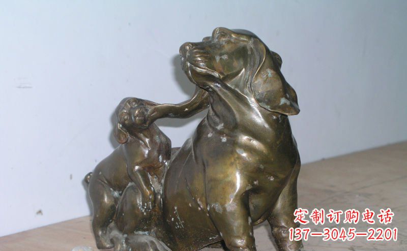 周口公园打闹的小狗动物铜雕