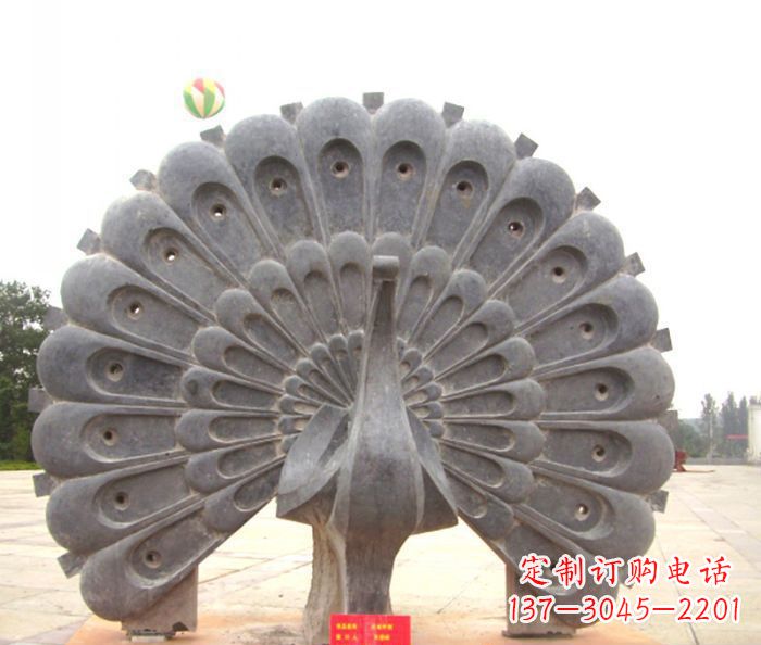 周口公园动物孔雀开屏石雕