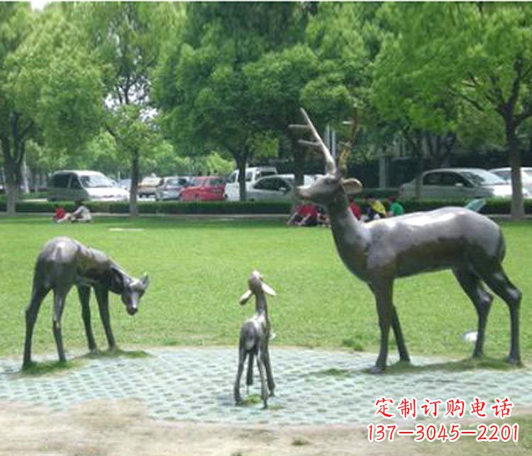 周口梦幻般的雕塑——梅花鹿一家三口铜雕