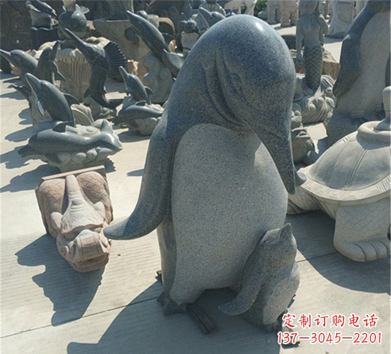 周口公园母子企鹅石雕