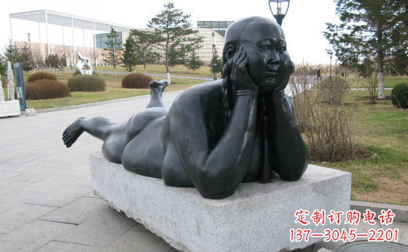周口趴着的胖女孩铜雕塑