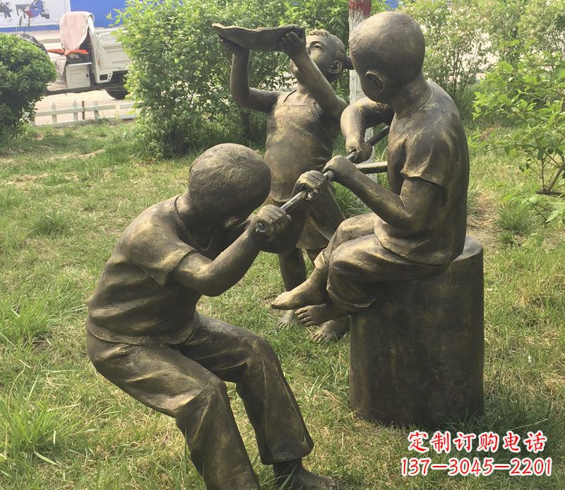 周口公园玩水的儿童铜雕