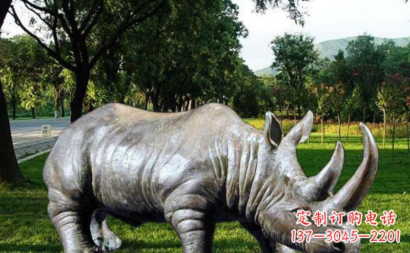 周口新题目犀牛玻璃钢雕塑——给公园增添独特美感