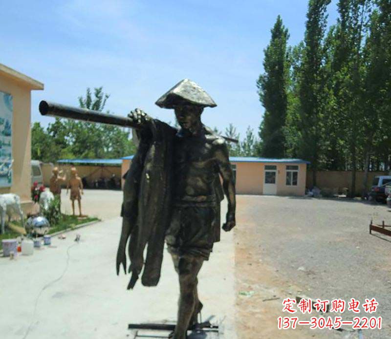 周口传承古老文化的渔民雕塑