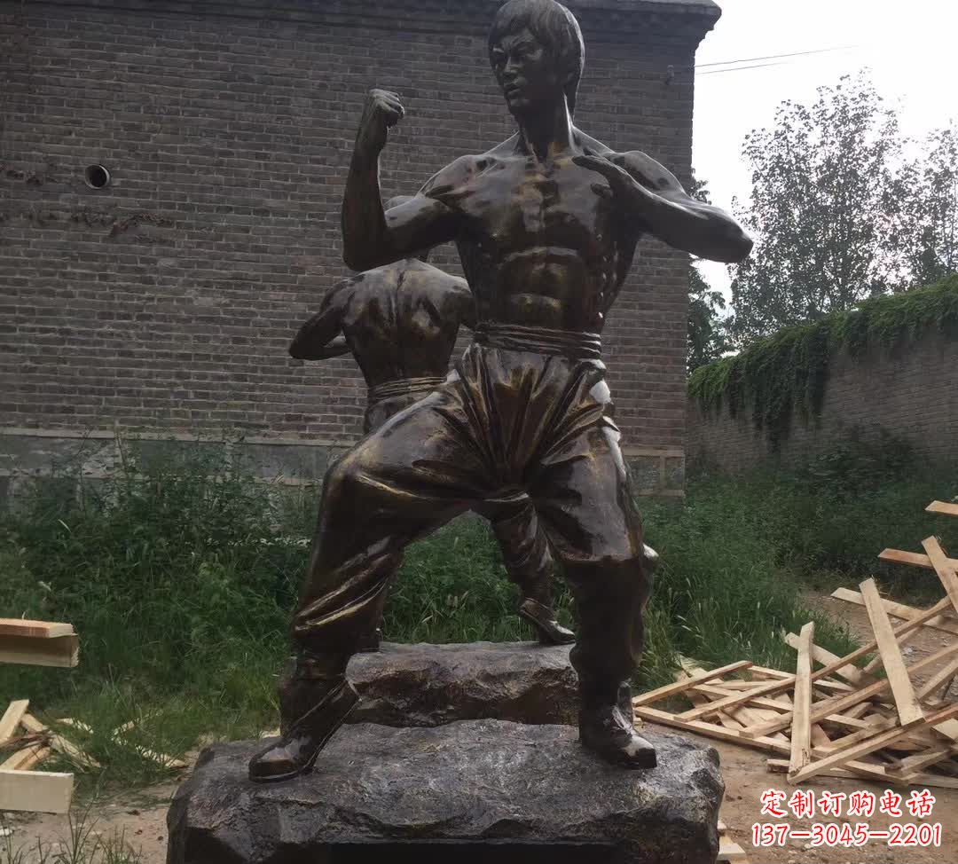 周口令人叹为观止的李小龙铜雕
