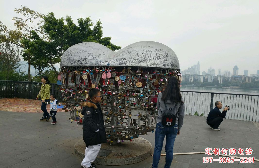 周口不锈钢英文字母镂空景观雕塑