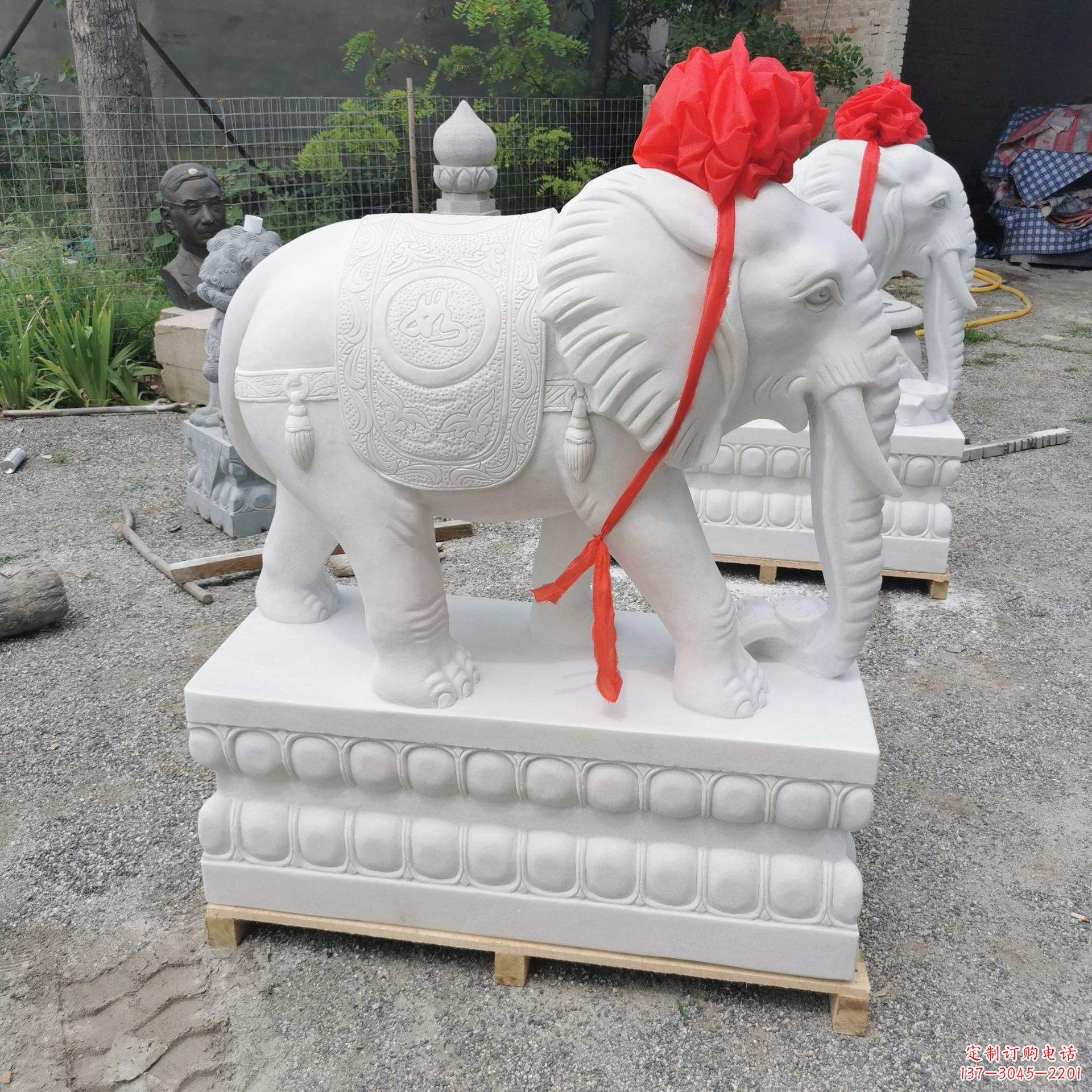 周口跪坐的大象石雕