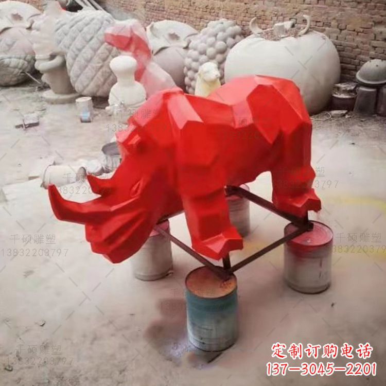 周口红色几何切面抽象犀牛雕塑