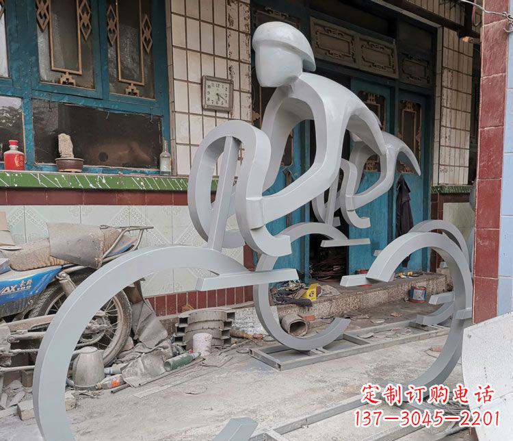 周口户外不锈钢骑自行车人物雕塑