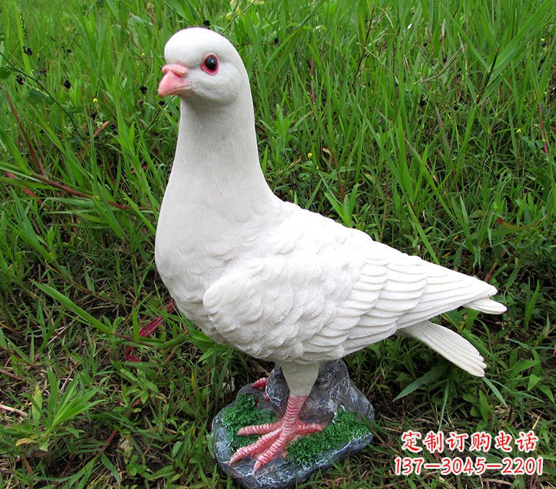 周口角斗士广场鸽子雕塑,象征勇气和坚毅
