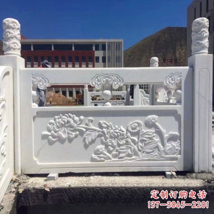 周口中领雕塑旗下的菊花石栏板雕塑,以其独特的…