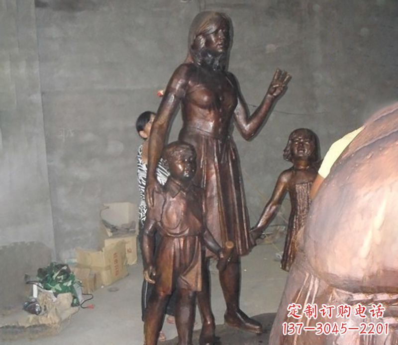 周口母亲与孩子合影公园人物铜雕