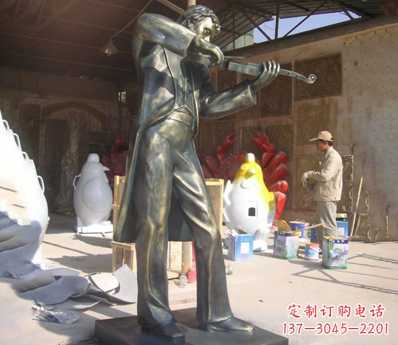 周口男人演奏小提琴铜雕