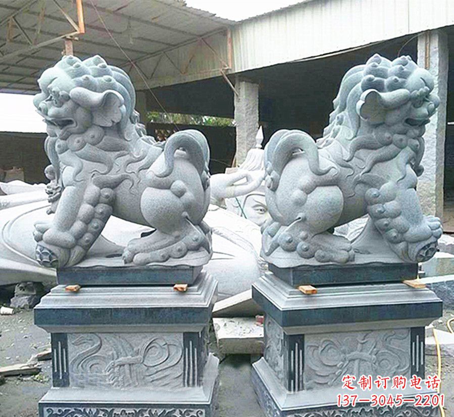 周口南方狮子献钱狮石雕，精美狮子雕塑为您庆祝
