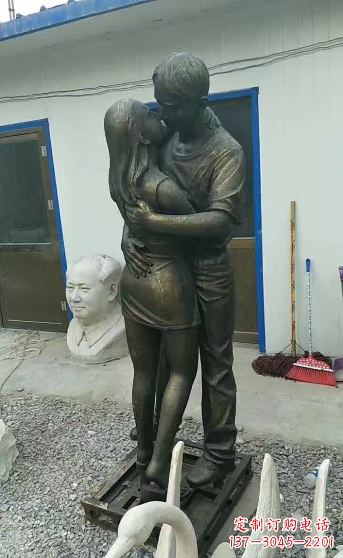 周口无尽浪漫,情侣雕塑表达爱意