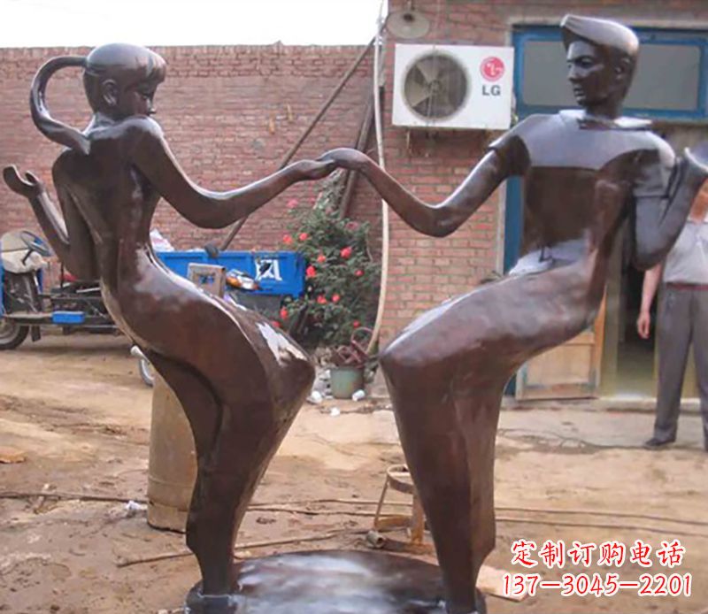 周口时尚多彩的情侣雕塑