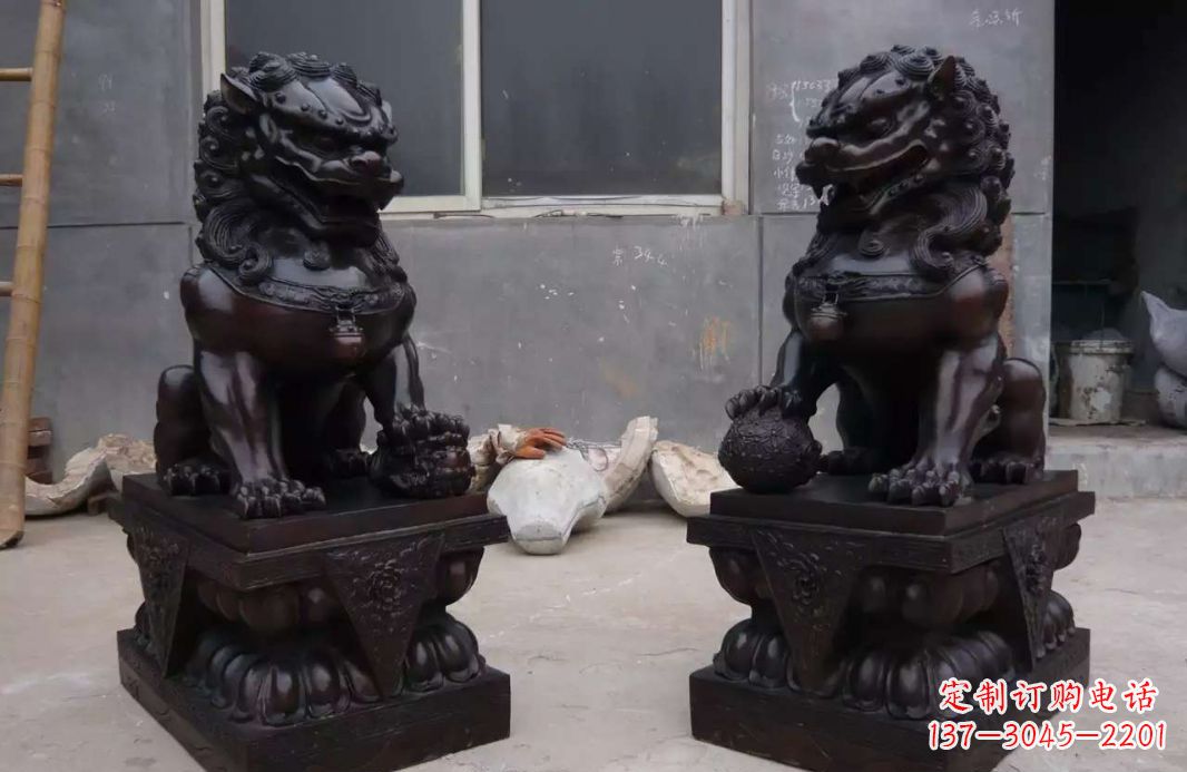 周口狮子踩球铜雕
