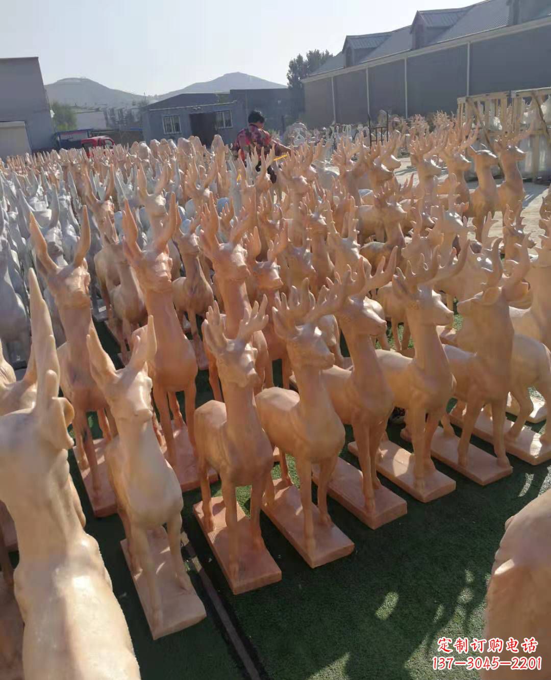 周口红梅花鹿雕塑,美丽而优雅