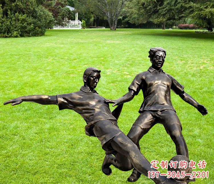 周口踢足球的人物铜雕