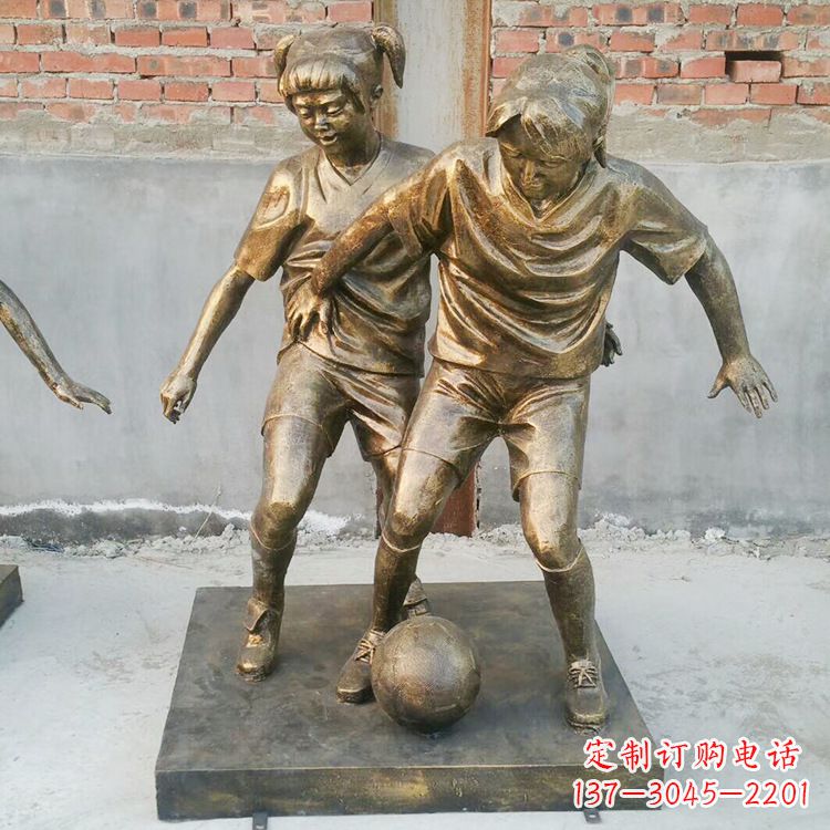 周口踢足球的小女孩雕塑