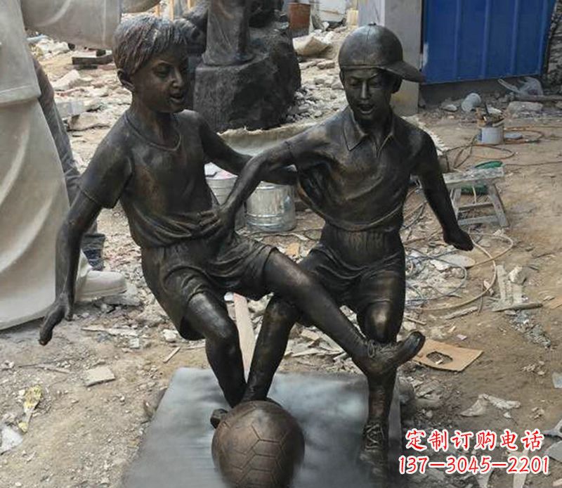 周口踢足球公园人物铜雕