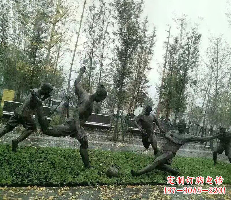 周口踢足球公园运动人物铜雕