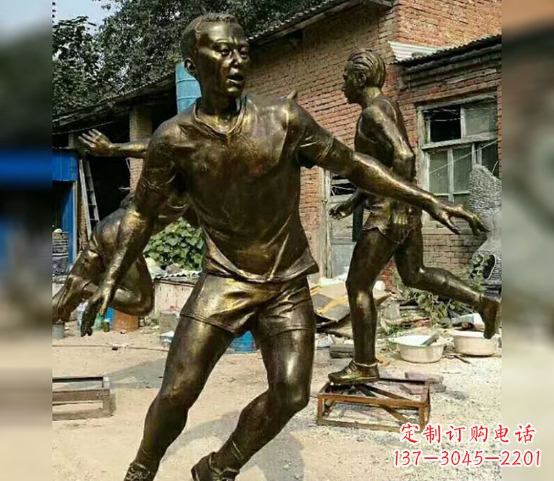 周口踢足球广场人物铜雕
