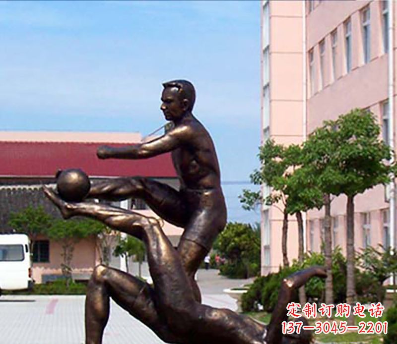 周口踢足球人物广场小品铜雕