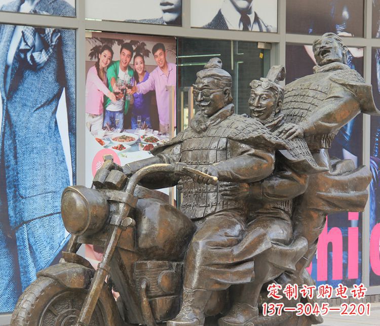 周口铜雕步行街骑摩托人物雕塑