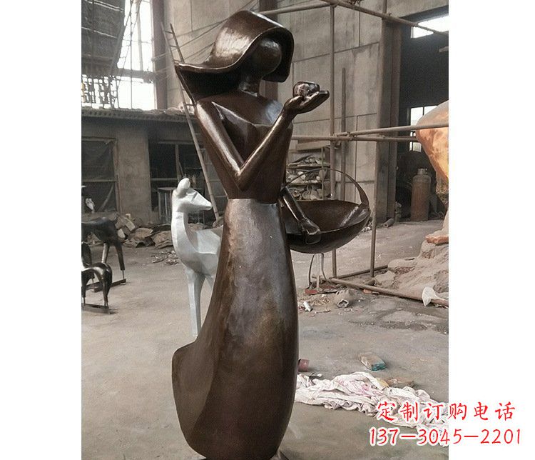 周口铜雕逛街女孩人物雕塑