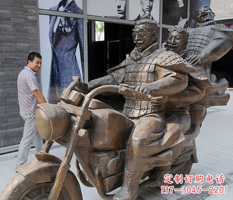 周口铜雕街头骑摩托人物雕塑