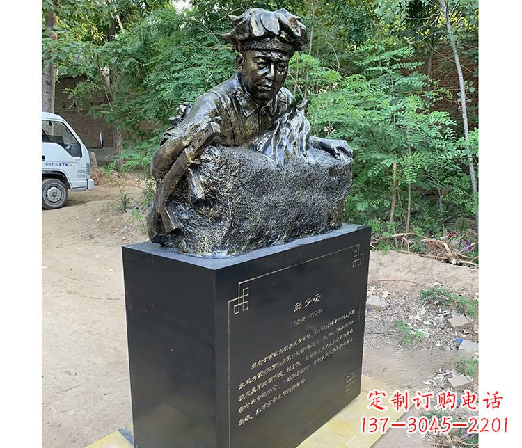 周口铜雕邱少云战士雕塑