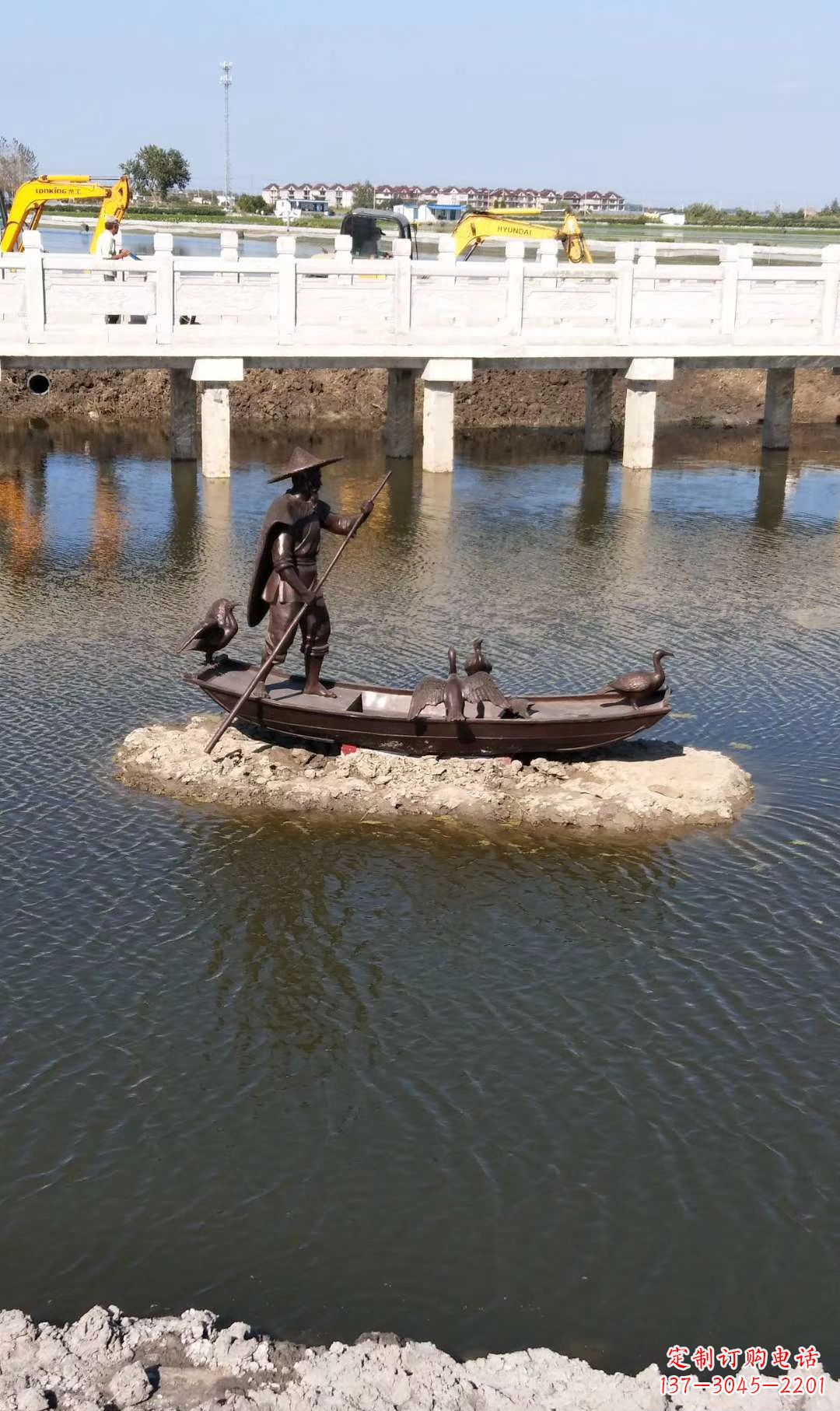周口铜雕渔夫撑船打鱼雕塑 湖边景观雕塑
